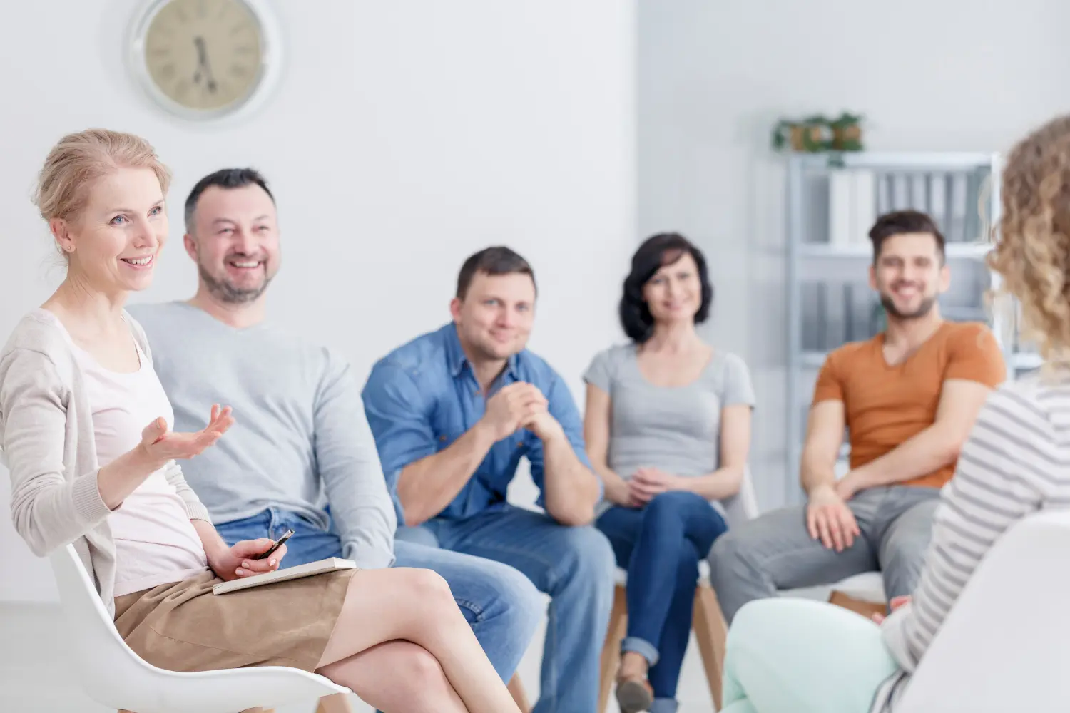Gruppe hört der Frau zu