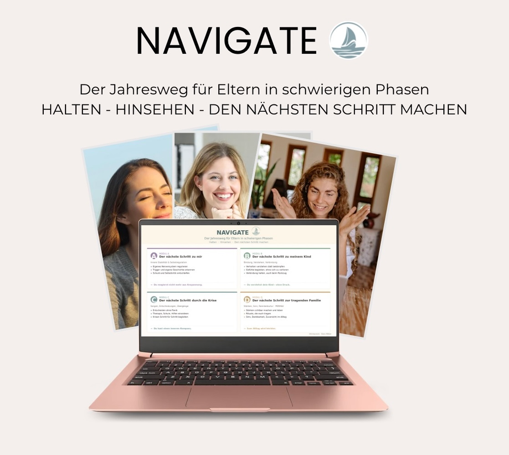 Gruppe von Kindern, die Kapuzenpullis und Sweatshirts tragen, lächeln in die Kamera und heben die Hände in Erfolgsgeste, Modell von Teenagerkleidung, Kindermode